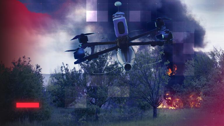 Montage: FPV-Drohne vor brennendem Militärfahrzeug im Unterholz eines Wald- und Wiesengebietes