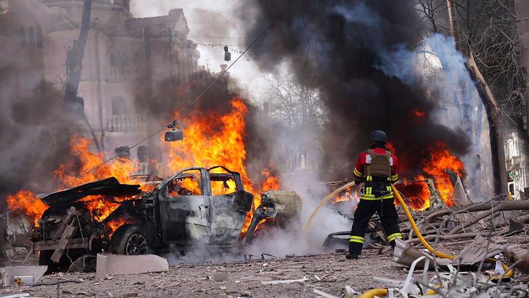 Feuerwehrleute löschen das Feuer nach dem russischen Raketenangriff, aufgenommen am 13.04.2025