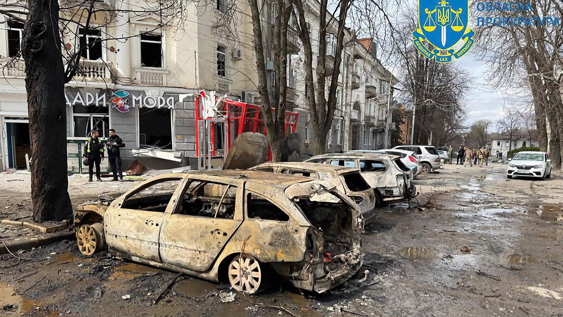 Ausgebrannte Autos am Ort eines Raketenangriffs in Sumy im Nordosten der Ukraine, aufgenommen am 13.04.2025