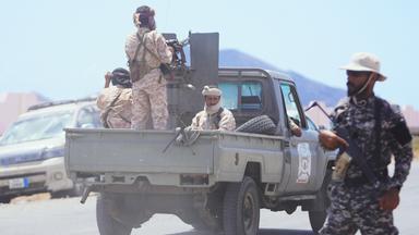 Jemenitische Militärverstärkungen sind auf der Küstenstraße zwischen Aden und Mokha unterwegs.