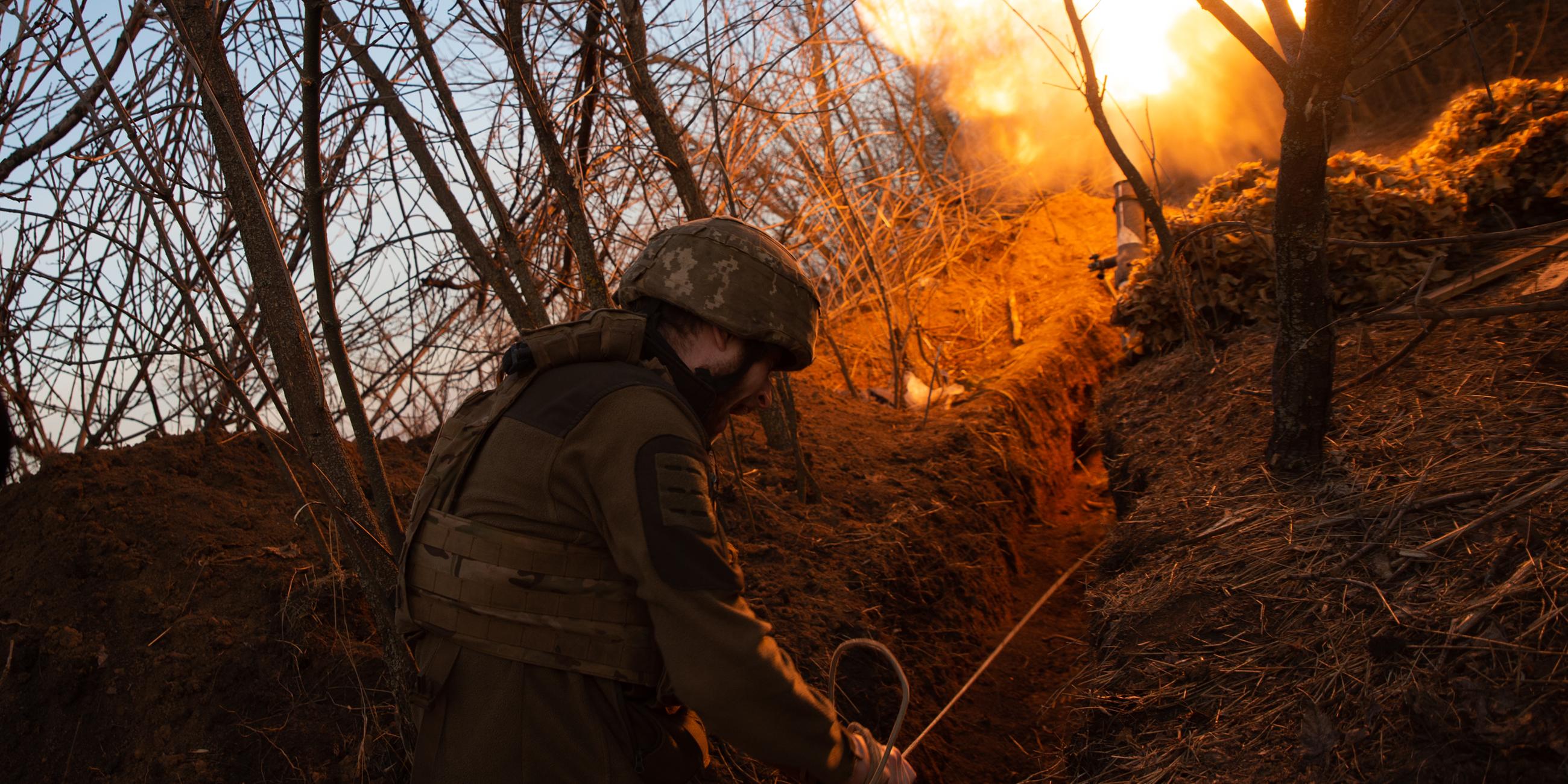 Ukraine, Bachmut: Der Soldat Sergej feuert einen Mörser auf russische Stellungen ab.