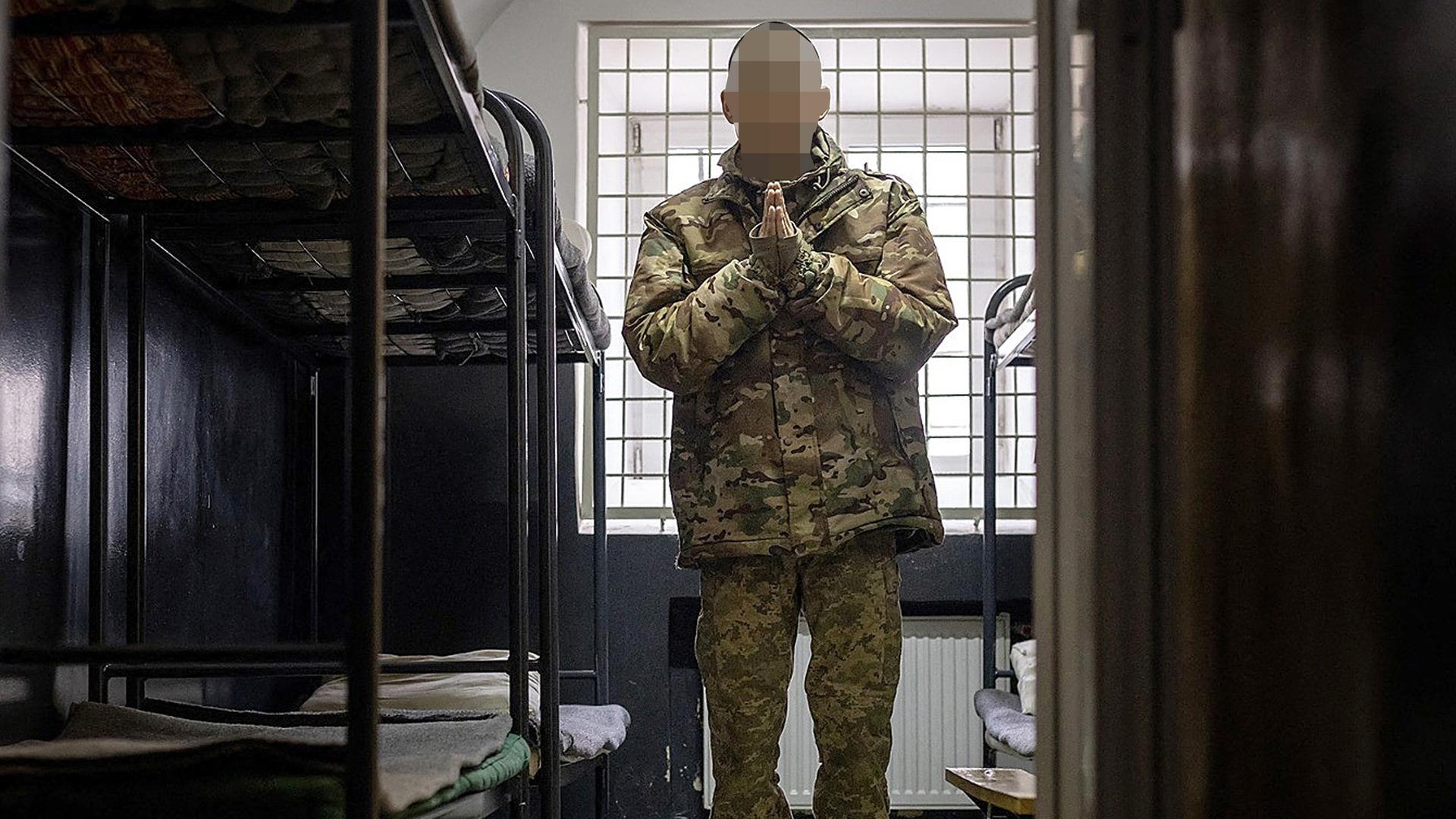 Einen von zwei chinesischen Soldaten, die seiner Aussage nach von ukrainischen Streitkräften in der Region Donezk gefangen genommen wurden