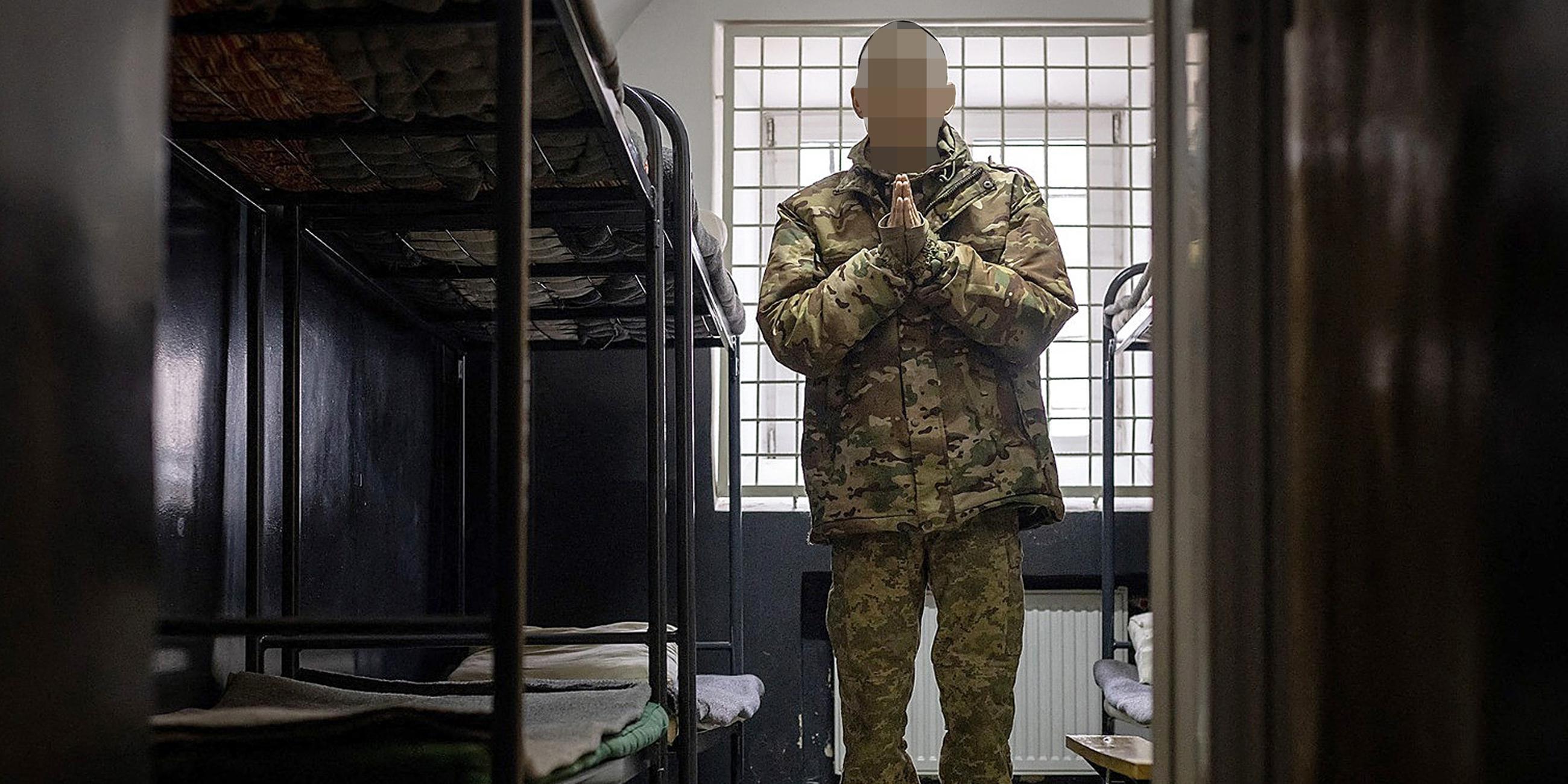 Einen von zwei chinesischen Soldaten, die seiner Aussage nach von ukrainischen Streitkräften in der Region Donezk gefangen genommen wurden