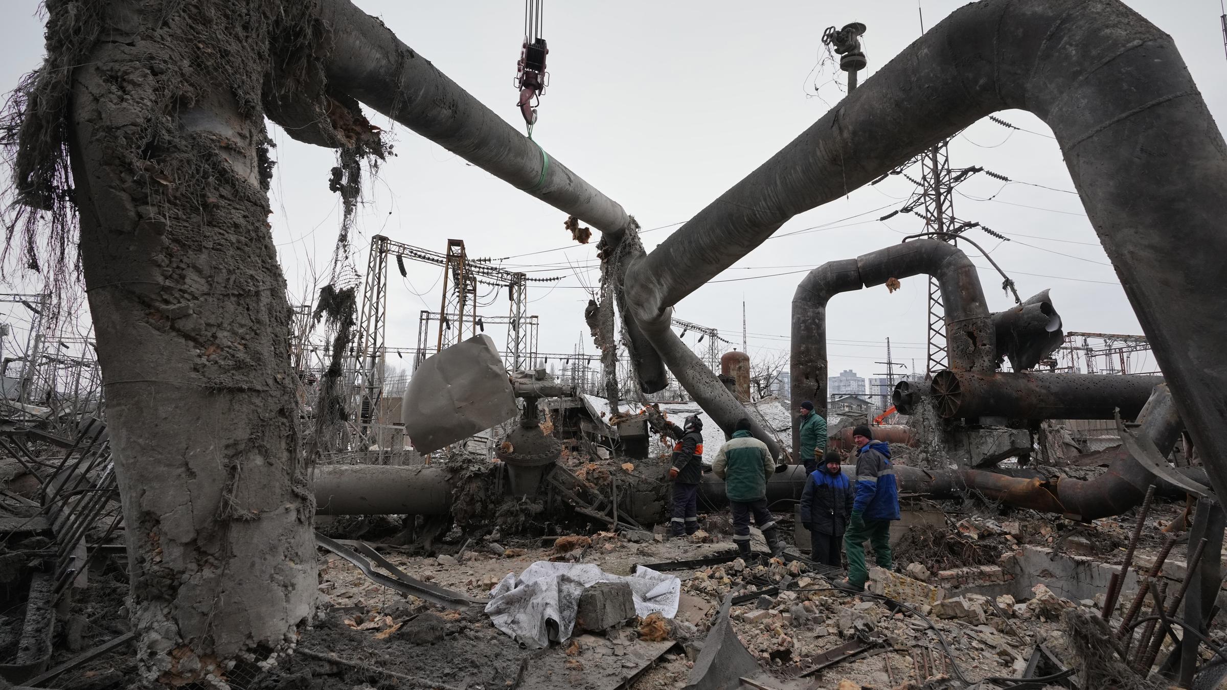 Arbeiter beseitigen Schäden im Wärmekraftwerk Darnytsia nach einem russischen Angriff in Kiew, Ukraine, Mittwoch, 4. Februar 2026. 