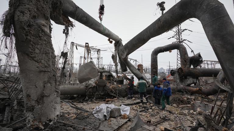 Arbeiter beseitigen Schäden im Wärmekraftwerk Darnytsia nach einem russischen Angriff in Kiew, Ukraine, Mittwoch, 4. Februar 2026. 