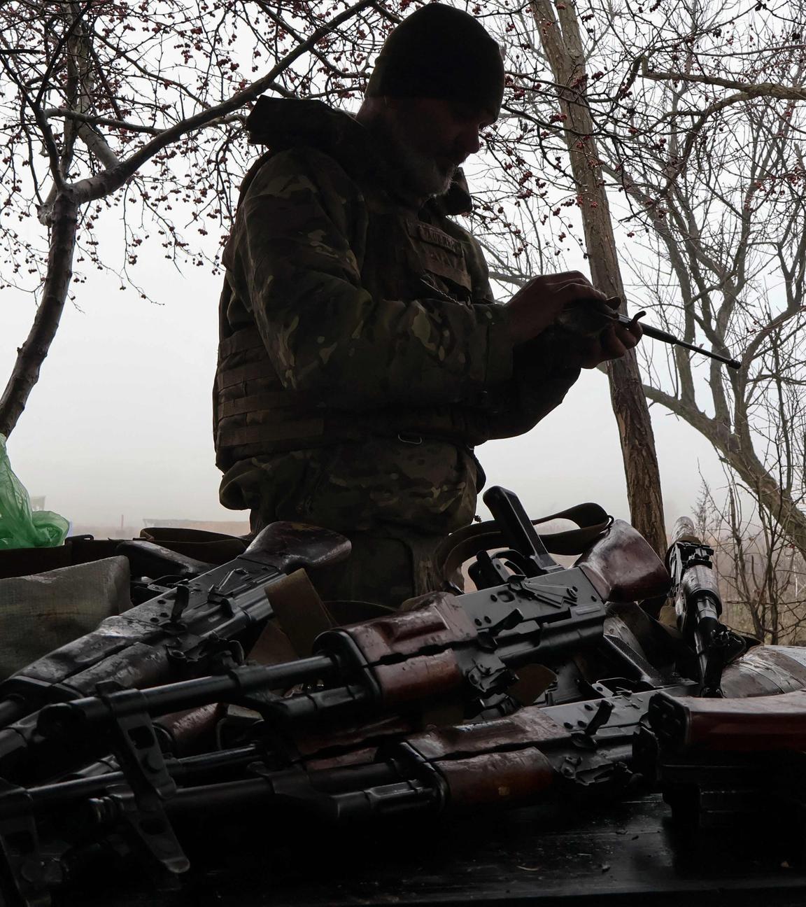Ein ukrainischer Soldat säubert Waffen in der Region Saporischschja.
