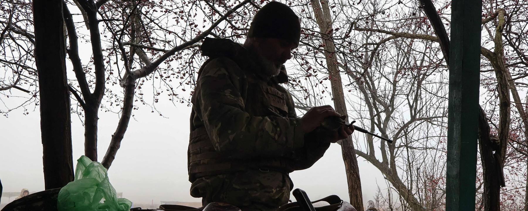Ein ukrainischer Soldat säubert Waffen in der Region Saporischschja.