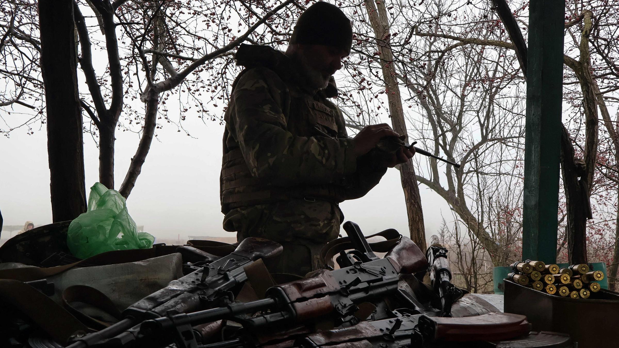 Ein ukrainischer Soldat säubert Waffen in der Region Saporischschja.