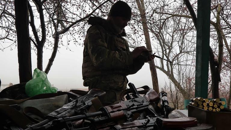 Ein ukrainischer Soldat säubert Waffen in der Region Saporischschja.