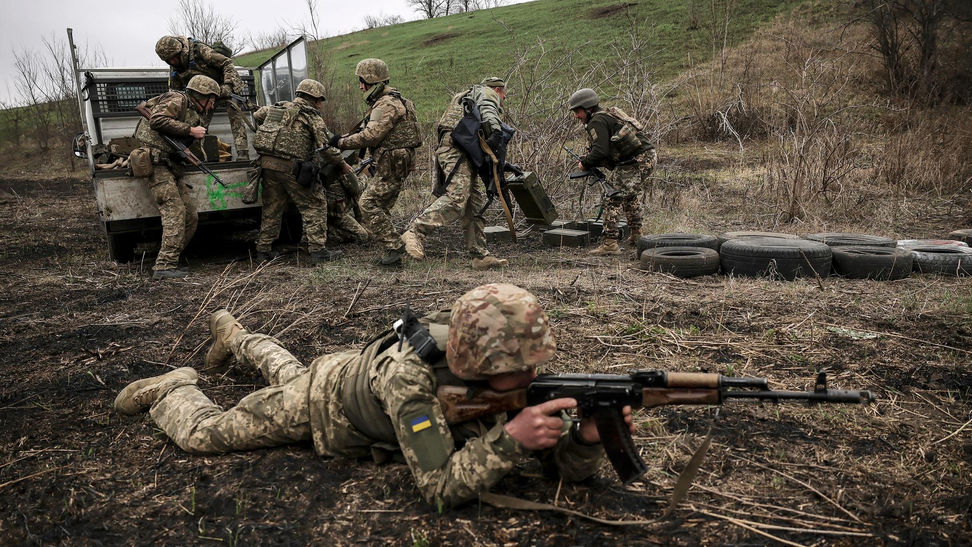 Soldaten des 3. mechanisierten Bataillons auf einem Trainingsgelände an einem ungenannten Ort im Osten der Ukraine, aufgenommen am 30.03.2025