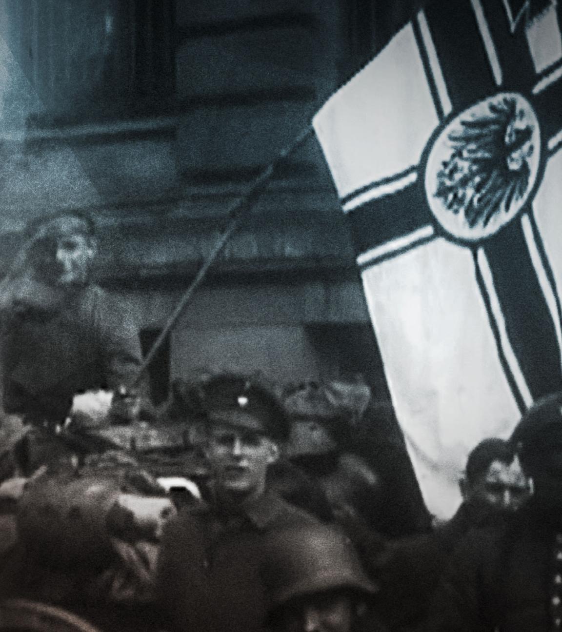 "Krieg und Holocaust - Der deutsche Abgrund: Saat der Gewalt 1918-1922": Schwarz-Weiß-Foto: Eine Gruppe Nationalisten der Weimarer Republik mit der Reichskriegsflagge.