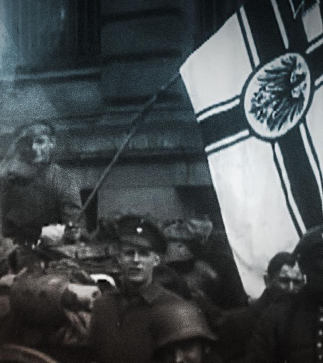 "Krieg und Holocaust - Der deutsche Abgrund: Saat der Gewalt 1918-1922": Schwarz-Weiß-Foto: Eine Gruppe Nationalisten der Weimarer Republik mit der Reichskriegsflagge.