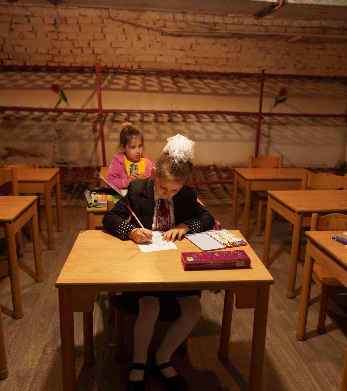 Kinder zeichnen während einer Unterrichtsstunde im Keller eines Gemeindegebäudes am ersten Schultag in Bobryk, Region Sumy, Ukraine.