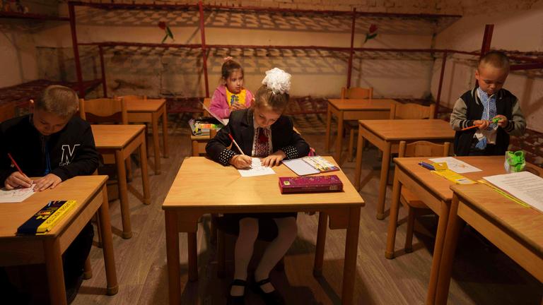 Kinder zeichnen während einer Unterrichtsstunde im Keller eines Gemeindegebäudes am ersten Schultag in Bobryk, Region Sumy, Ukraine.
