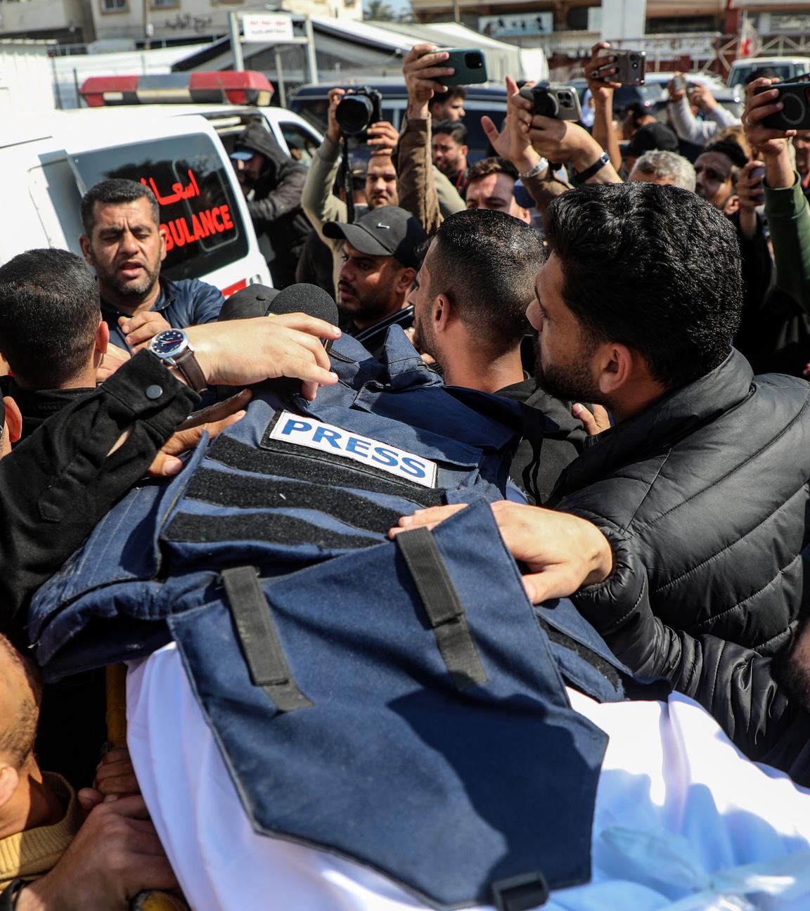 Menschen nehmen an der Beerdigung des Journalisten Mohammed Wishah Deir al-Balah im Gazastreifen statt. Der Gaza-Krieg ist für Journalisten der tödlichste Konflikt im 21. Jahrhundert.