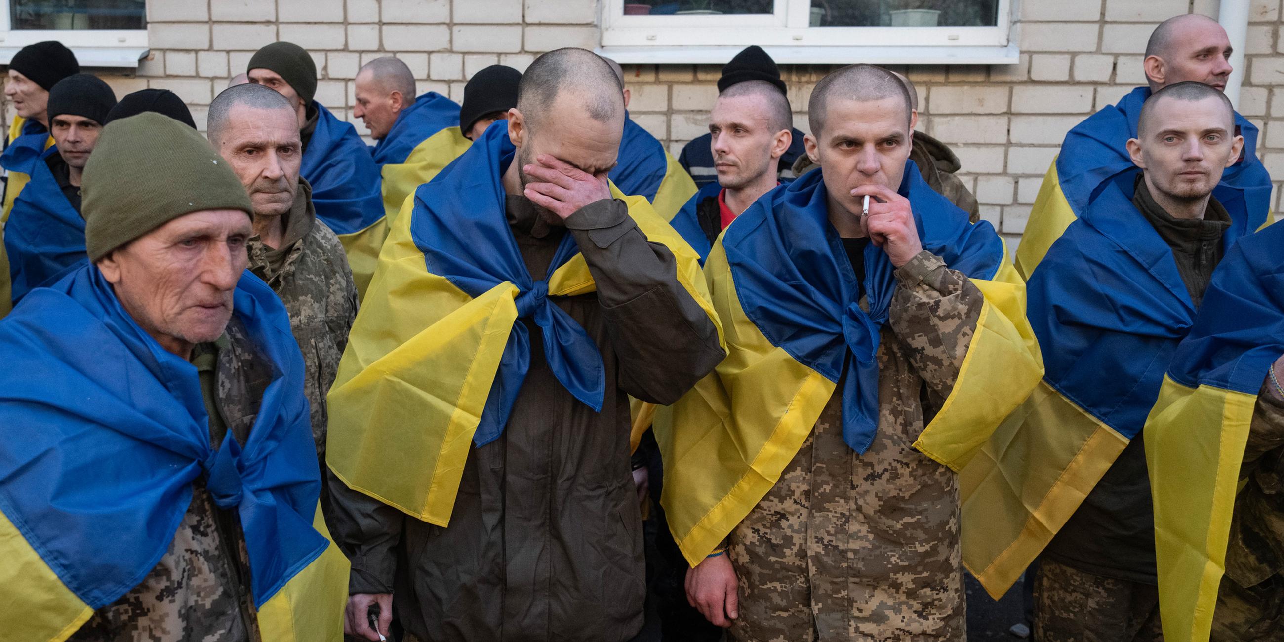(Archivbild) Ukrainische Kriegsgefangene am 19.03.2025. nach ihrer Rückkehr aus Russischer Kriegsgefangenschaft.