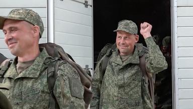 Ein Foto vom Pressedienst des russischen Verteidigungsministeriums zeigt russische Kriegsgefangene nach einem Gefangenenaustausch.