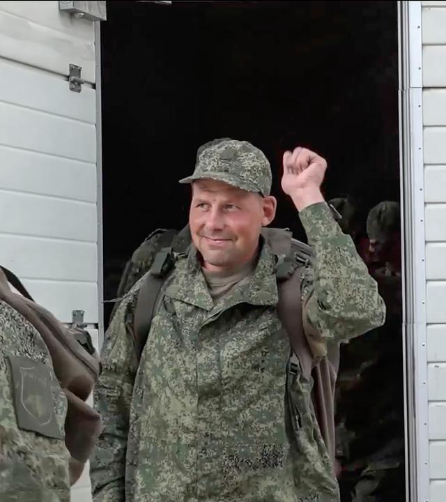 Ein Foto vom Pressedienst des russischen Verteidigungsministeriums zeigt russische Kriegsgefangene nach einem Gefangenenaustausch.