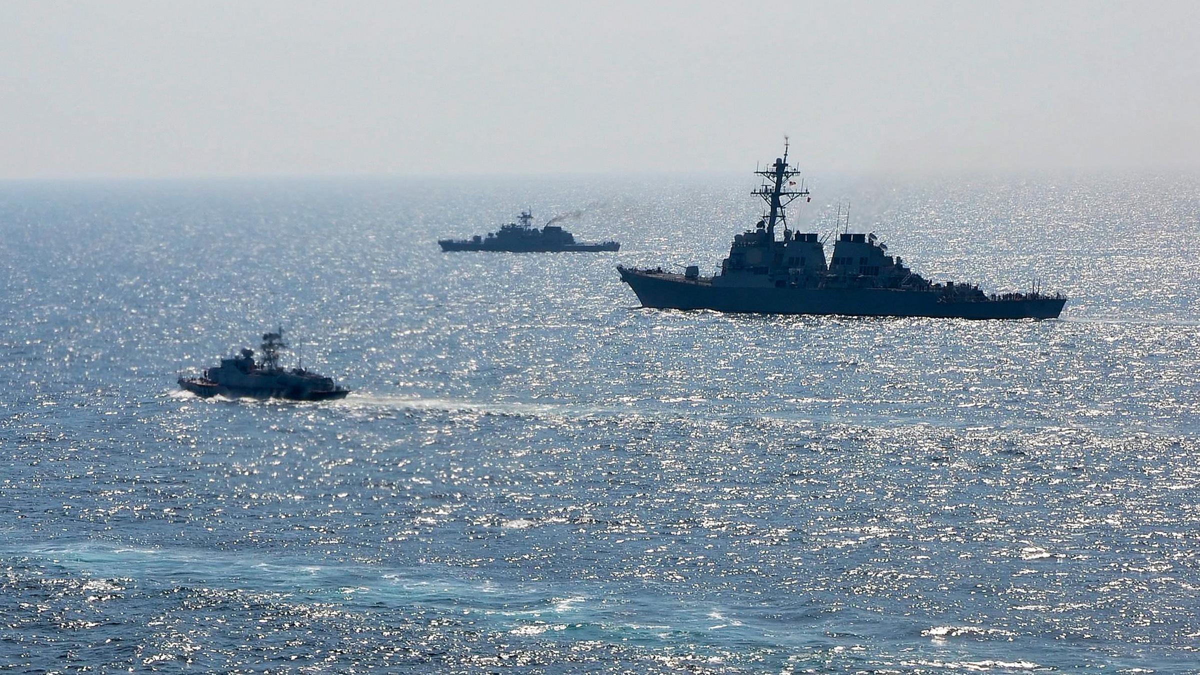 Kriegsschiffe bei internationaler Seeübung im Schwarzen Meer
