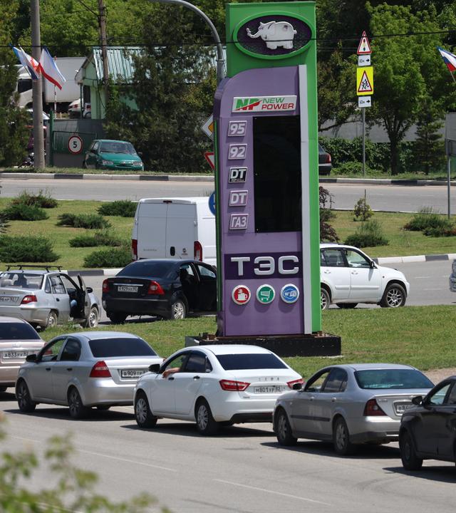 12.06.2026, Ukraine, Simferopol: An einer Tankstelle in Simferopol auf der Krim stehen Autos Schlange.