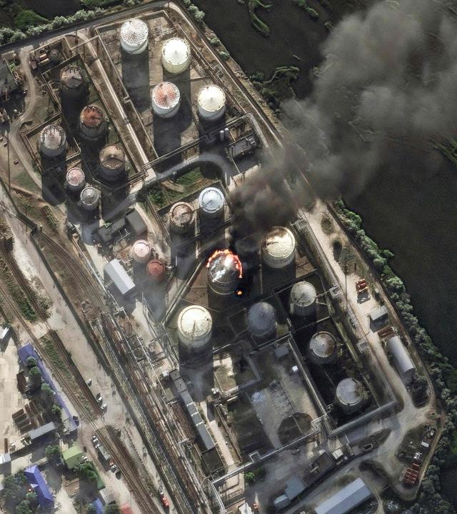 Dieses von 2026 Vantor bereitgestellte Satellitenbild, das am 20. Juni 2026 aufgenommen und am 23. Juni 2026 veröffentlicht wurde, zeigt einen Brand in einem Öllager im Hafen von Kawkas.