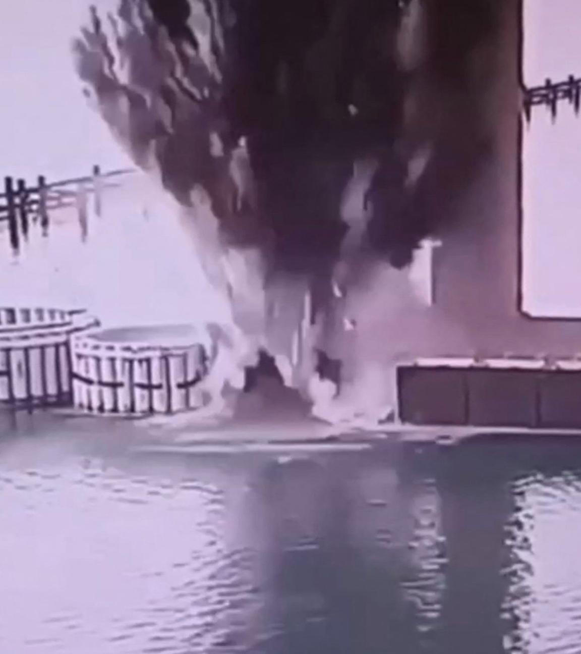 Eine Screenshot des ukrainischen Geheimdienstes (SBU) vom 3. Juni 2025 zeigt eine Explosion an der Krim-Brücke. Laut SBU wurde die Brücke bei einer Unterwasser-Spezialoperation beschädigt. Der Verkehr wurde vorübergehend eingestellt.