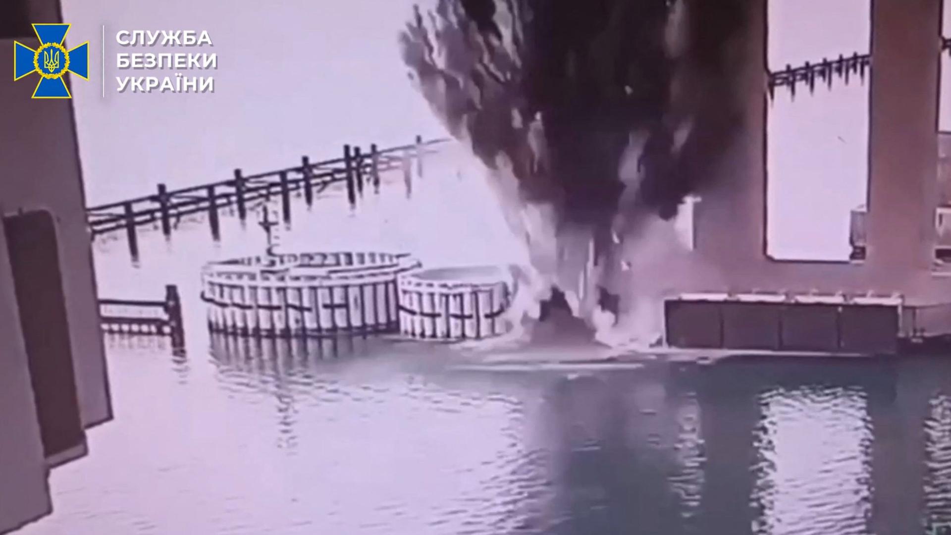 Eine Screenshot des ukrainischen Geheimdienstes (SBU) vom 3. Juni 2025 zeigt eine Explosion an der Krim-Brücke. Laut SBU wurde die Brücke bei einer Unterwasser-Spezialoperation beschädigt. Der Verkehr wurde vorübergehend eingestellt.