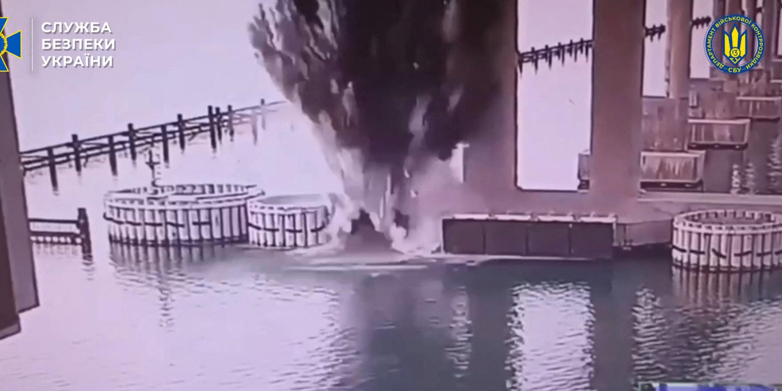 Eine Screenshot des ukrainischen Geheimdienstes (SBU) vom 3. Juni 2025 zeigt eine Explosion an der Krim-Brücke. Laut SBU wurde die Brücke bei einer Unterwasser-Spezialoperation beschädigt. Der Verkehr wurde vorübergehend eingestellt.