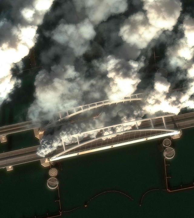 Satellitenbild: Rauchgeneratoren auf der Krim-Brücke aufgenommen am 22.6.2026