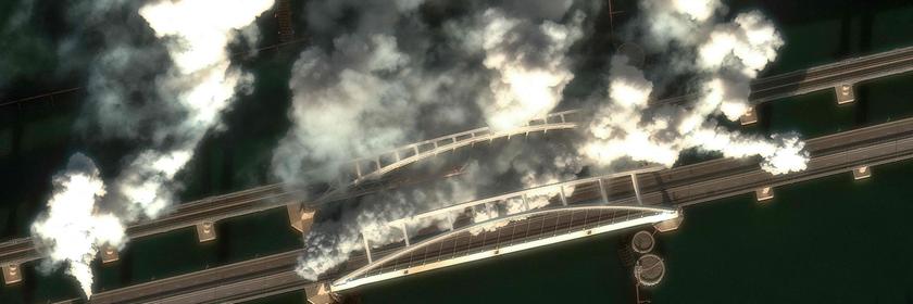 Satellitenbild: Rauchgeneratoren auf der Krim-Brücke aufgenommen am 22.6.2026