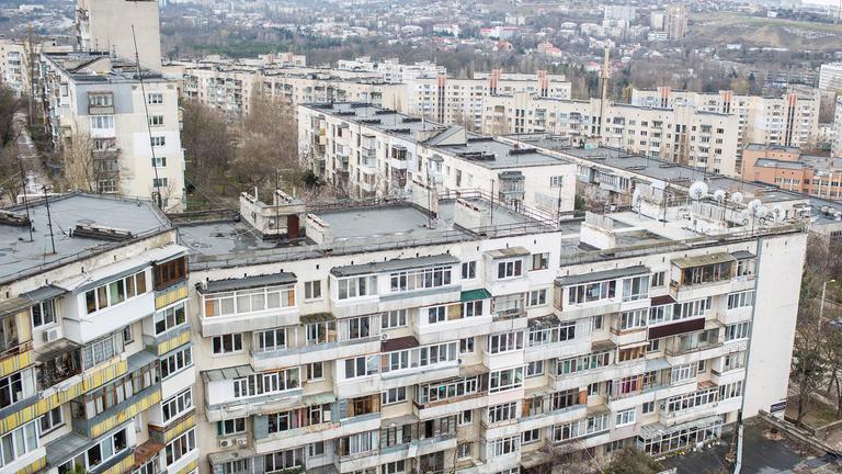 Blick am 18.03.2014 in Simferopol, das auf der von Russland annektierten Halbinsel Krim liegt, auf Plattenbauten.