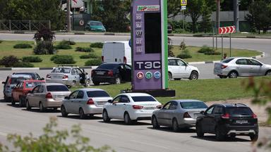 An einer Tankstelle in Simferopol auf der Krim stehen Autos Schlange