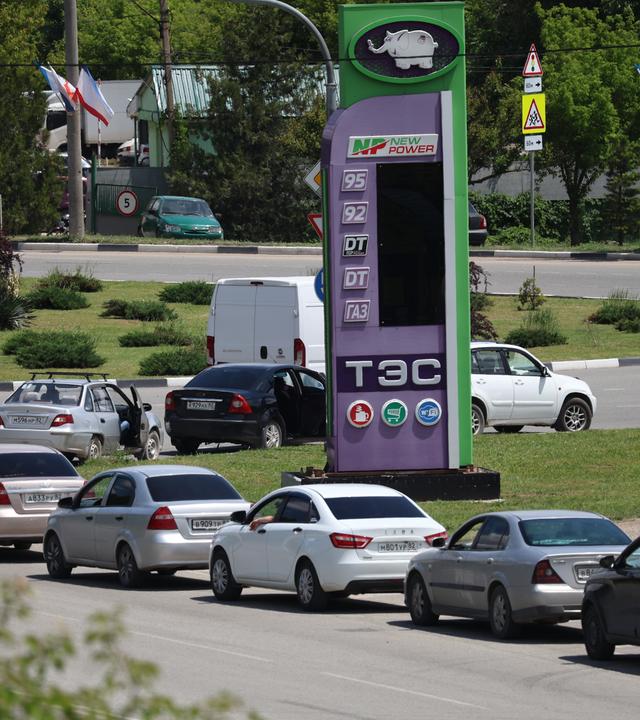 An einer Tankstelle in Simferopol auf der Krim stehen Autos Schlange