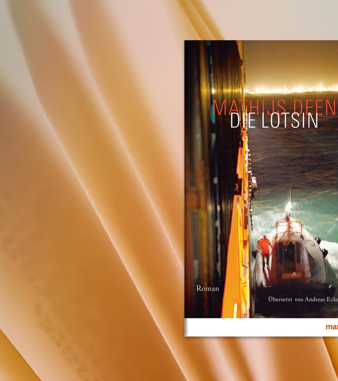Auf dem Buchumschlag ist unter dem Titel "Die Lotsin" das Bild von einem Boot zu sehen, auf dem eine Person steht. Das Boot fährt ganz dicht an einem großen Schiff, von dem nur die Außenwand zu sehen ist.