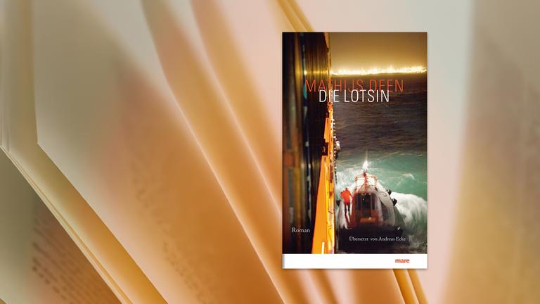 Auf dem Buchumschlag ist unter dem Titel "Die Lotsin" das Bild von einem Boot zu sehen, auf dem eine Person steht. Das Boot fährt ganz dicht an einem großen Schiff, von dem nur die Außenwand zu sehen ist.