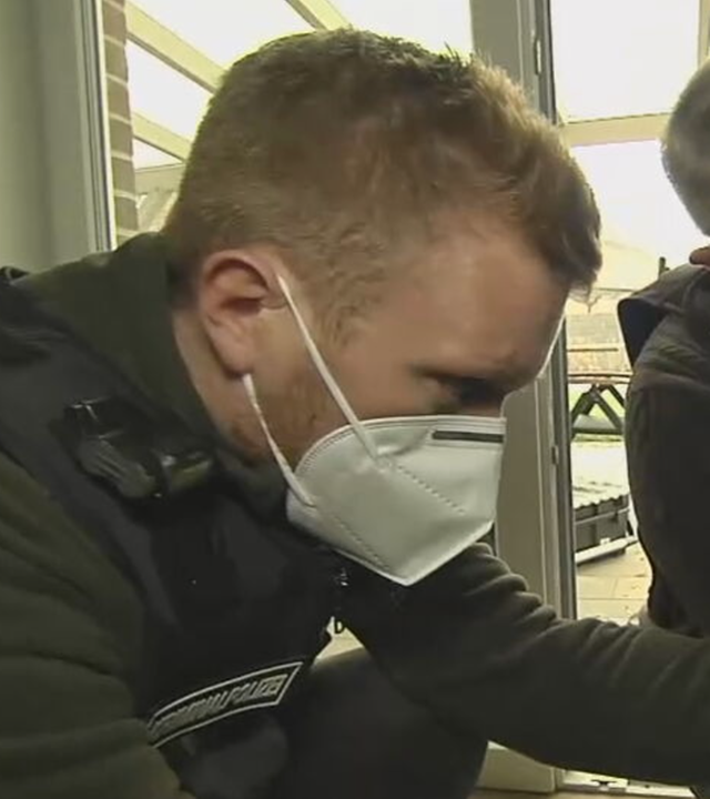 Zwei Polizisten bei Spurensicherung