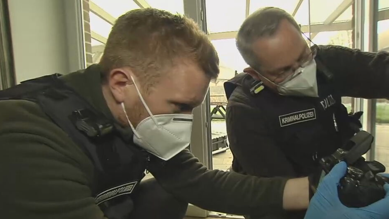 Zwei Polizisten bei Spurensicherung