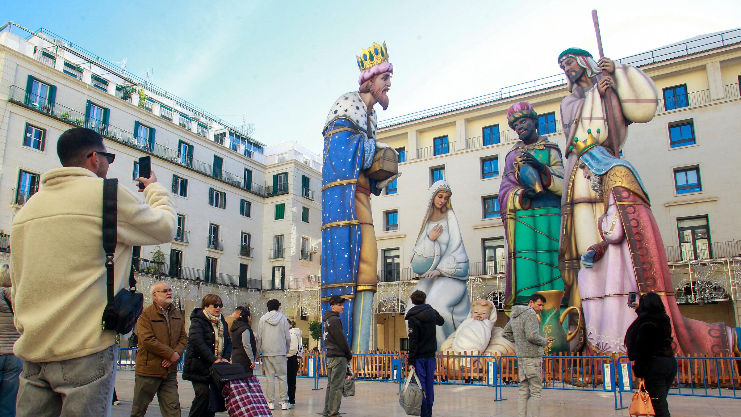 Menschen betrachten die weltweit größte Krippe in der spanischen Stadt Alicante am 28.11.2025.