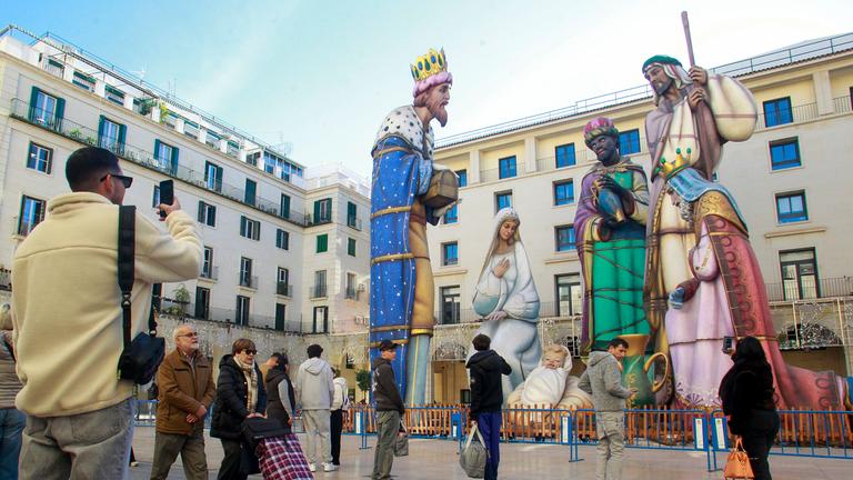 Menschen betrachten die weltweit größte Krippe in der spanischen Stadt Alicante am 28.11.2025.
