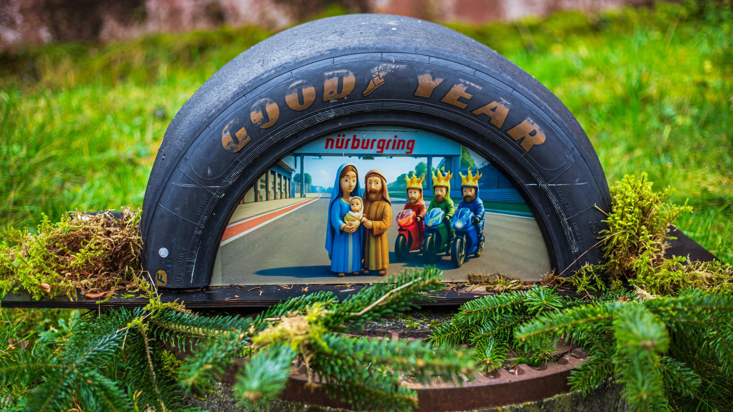 Beim inzwischen 7. Monrealer Krippenweg am 13.12.2025 sind rund 170 liebevoll gestaltete Weihnachtskrippen zu sehen, hier ein Good-Year-Autoreifen mit einem modernen Krippenbild.