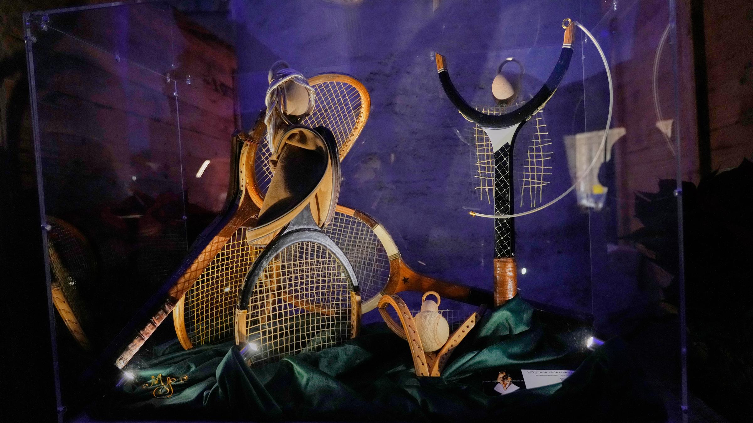 Eine Weihnachtskrippe aus alten Tennisschlägern ist Teil der Ausstellung „100 Nativity Scenes in the Vatican” (100 Krippenszenen im Vatikan), die am 8.12.2025, auf dem Petersplatz eröffnet wird und Werke zahlreicher Kunsthandwerker zeigt, die die Geburt Christi darstellen. 