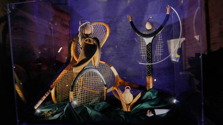 Eine Weihnachtskrippe aus alten Tennisschlägern ist Teil der Ausstellung „100 Nativity Scenes in the Vatican” (100 Krippenszenen im Vatikan), die am 8.12.2025, auf dem Petersplatz eröffnet wird und Werke zahlreicher Kunsthandwerker zeigt, die die Geburt Christi darstellen. 