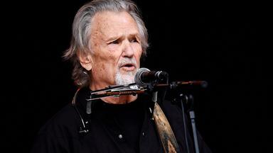 Kris Kristofferson tritt auf dem Glastonbury Festival in Großbritannien auf.
