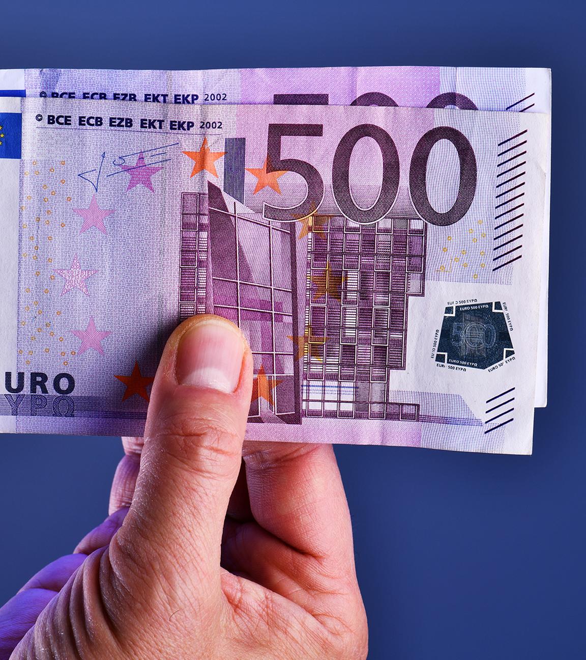 500-Euro-Scheine stehen symbolisch für die mögliche 1000-Euro-Prämie. Doch die Zahlung ist freiwillig und nicht für alle Beschäftigten garantiert.