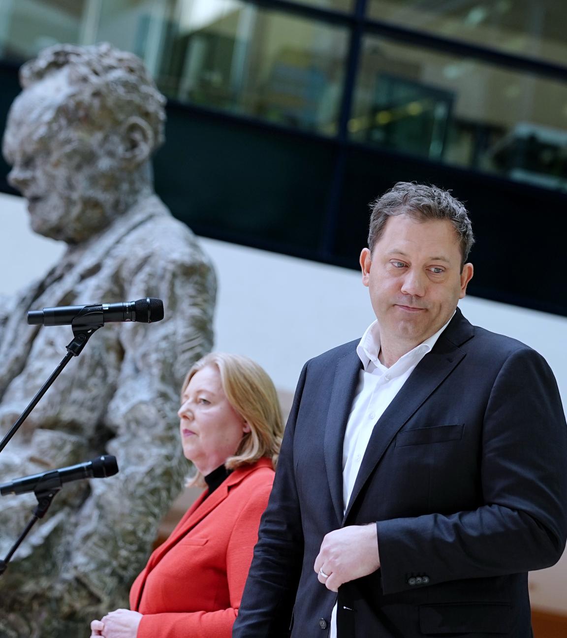 Die SPD rund um ihre Parteivorsitzenden Bärbel Bas und Lars Klingbeil steckt momentan in einer schweren Krise.