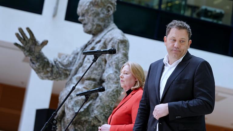 Die SPD rund um ihre Parteivorsitzenden Bärbel Bas und Lars Klingbeil steckt momentan in einer schweren Krise.