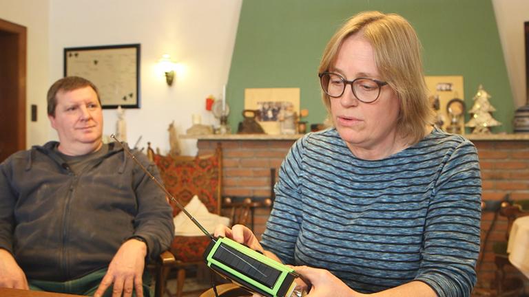 Frau, die Funkgerät zeigt