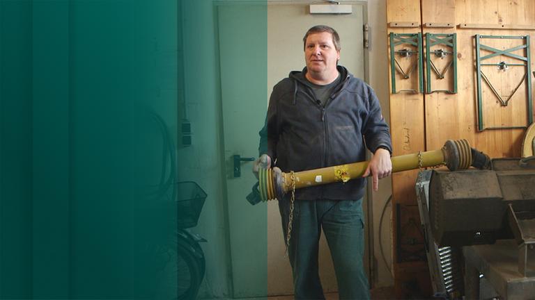 Mann mit Gerät in der Hand