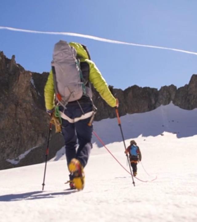Kristall-Sucher besteigen den Mont Blanc in Frankreich.