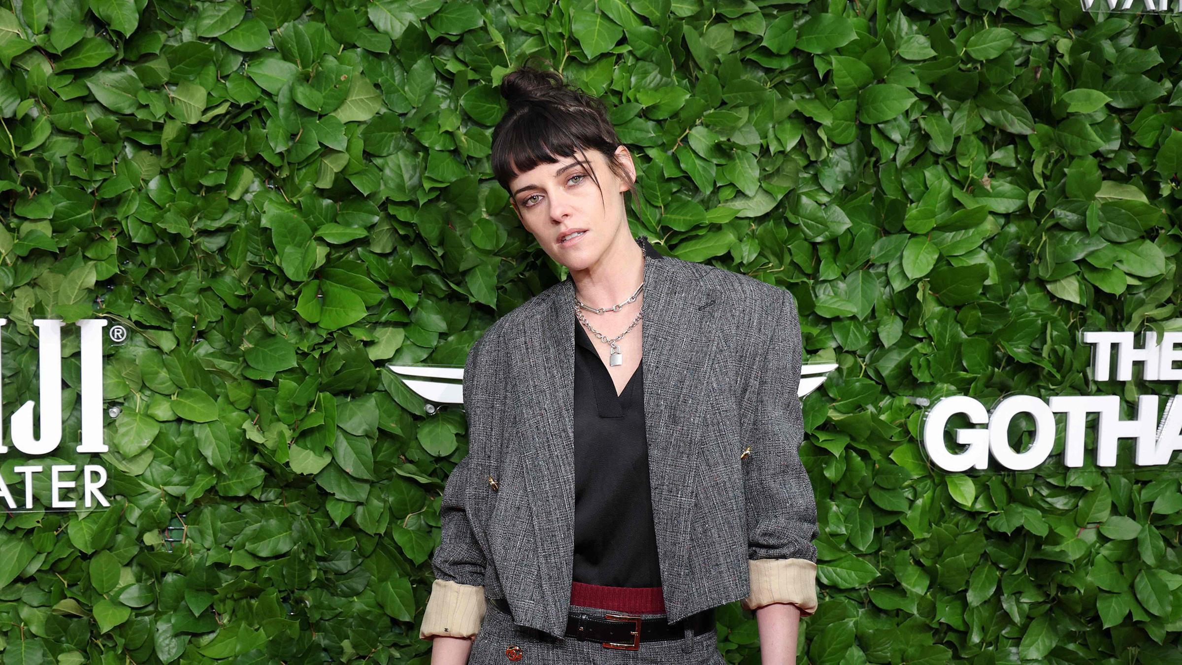 Kristen Stewart schaut in die Kamera während einer Veranstaltung.